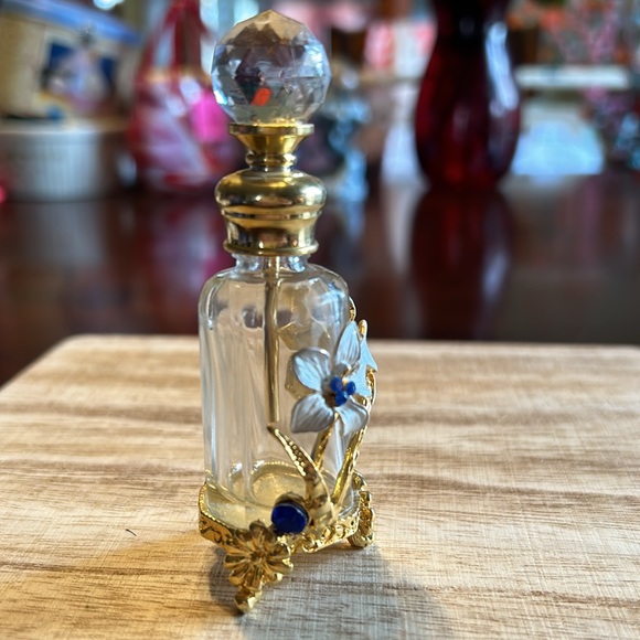 💕HOST PICK 💕Perfume Bottle Vintage 3 Leg White Flowers Blue Crystals Gold Tone - Picture 4 of 16
